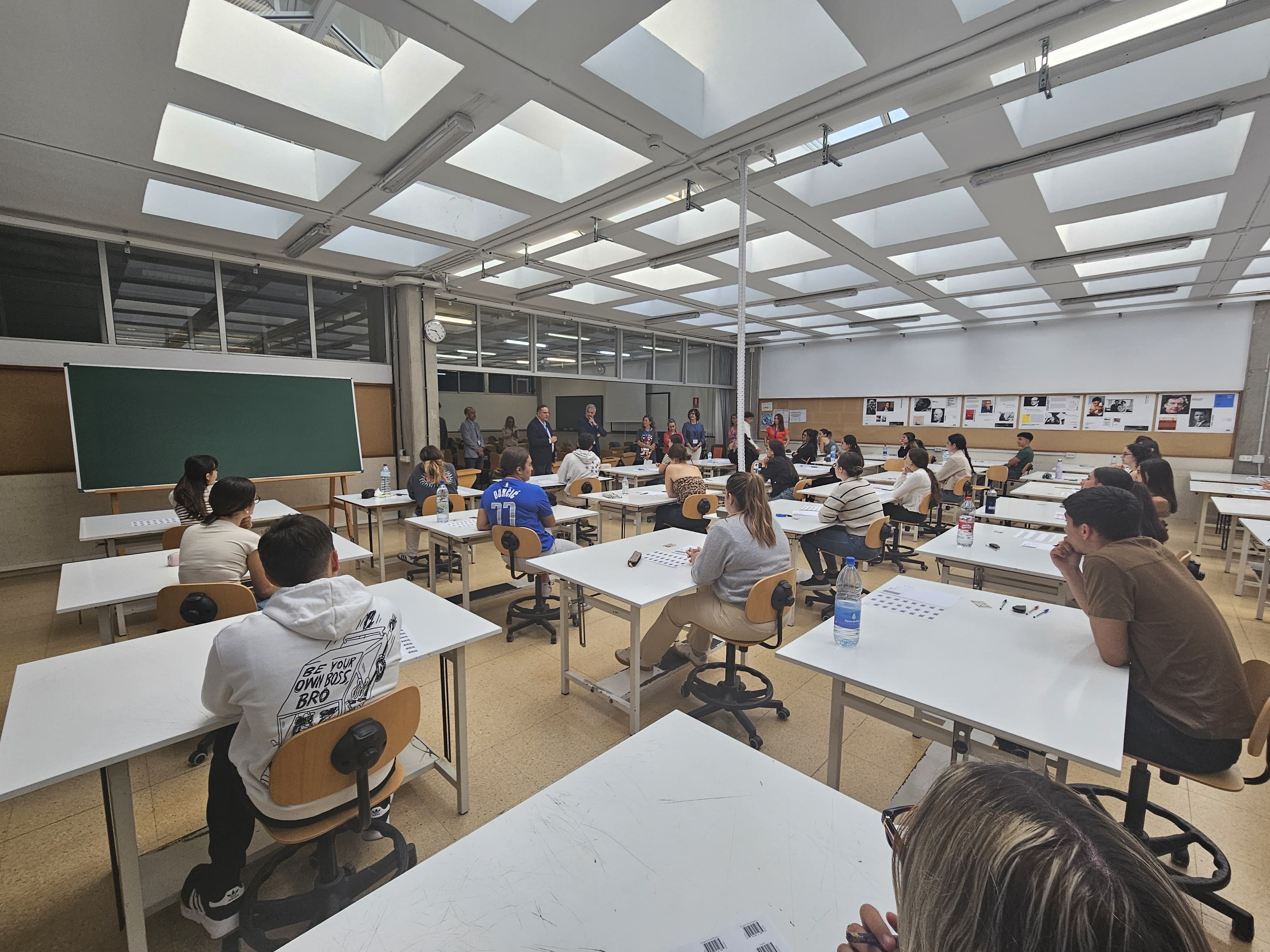 Poli Suárez muestra su apoyo a los estudiantes de la EBAU.