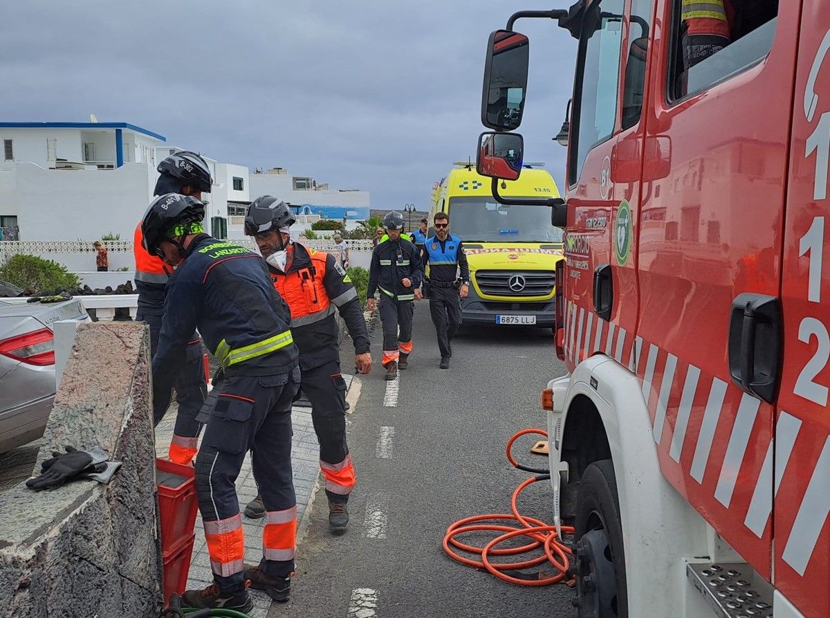 Los bomberos actuando en el rescate de un hombre en Punta Mujeres