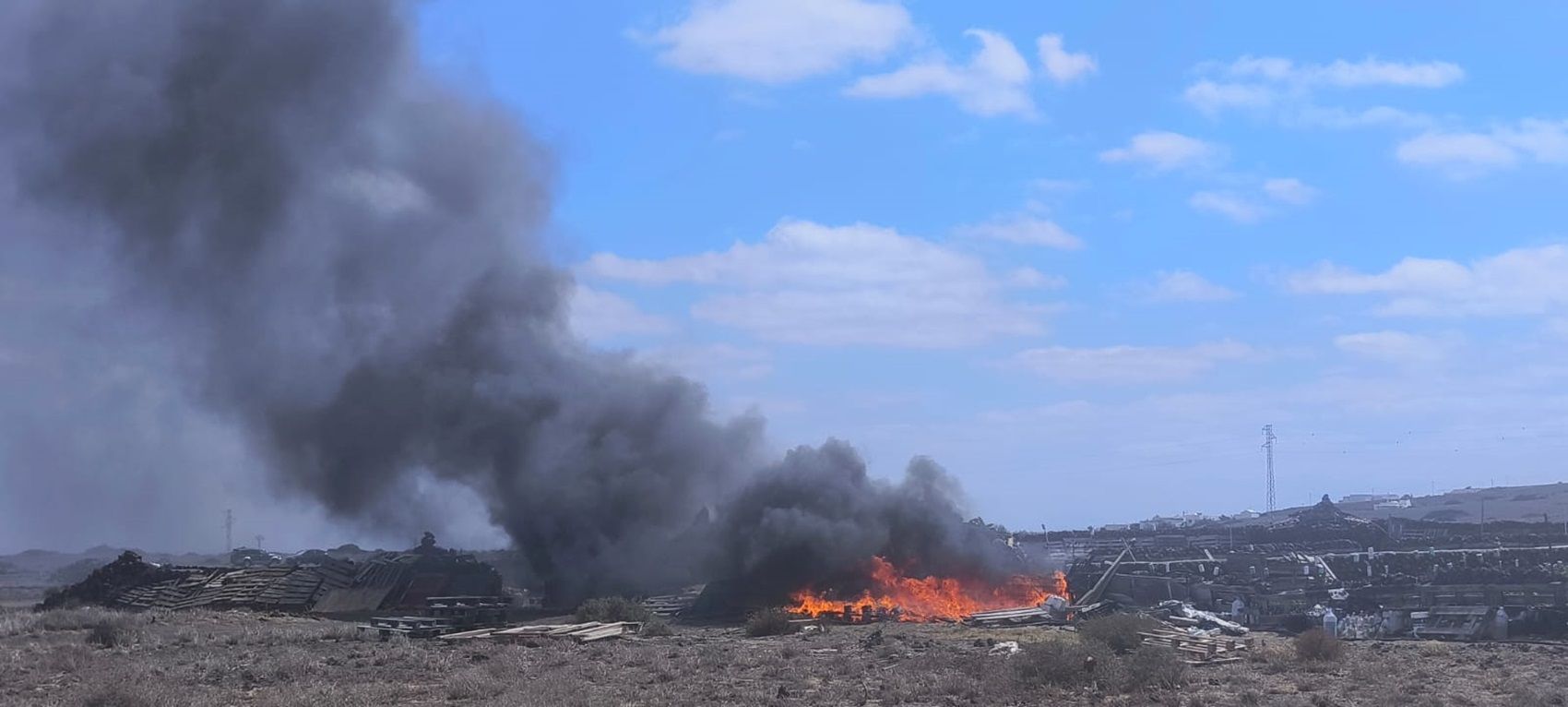 El humo negro por los enseres quemados saliendo de la finca en San Bartolomé (Foto: La Voz)