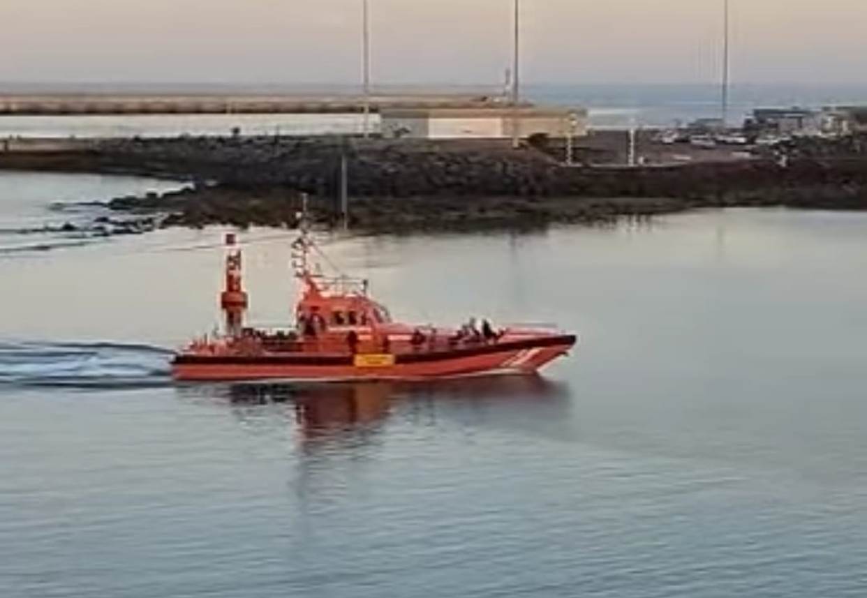 Llegada de Salvamento Marítimo a Puerto Naos (Fotos: Dani C)