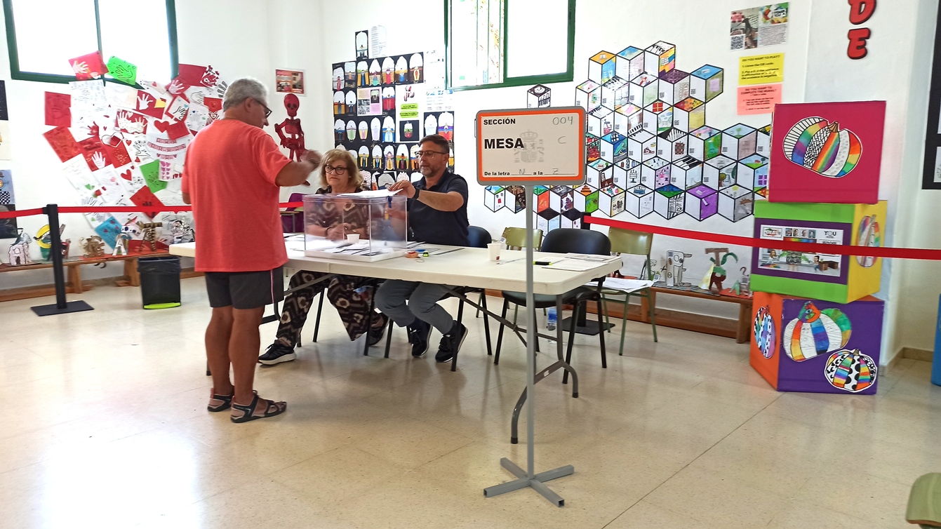 Un ciudadano votando en Lanzarote, elecciones europeas 2024 (Fotos: Juan Mateos)