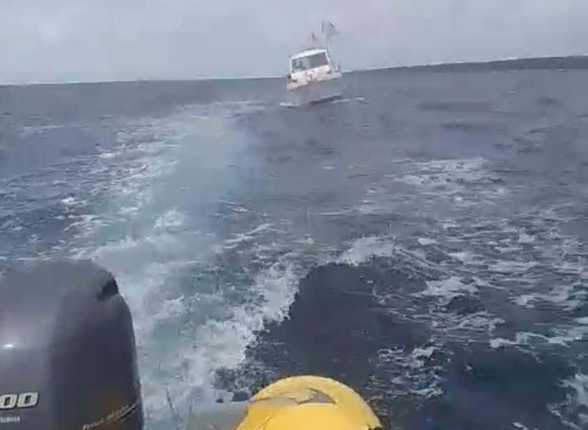 El barco encallado a dos millas de El Golfo