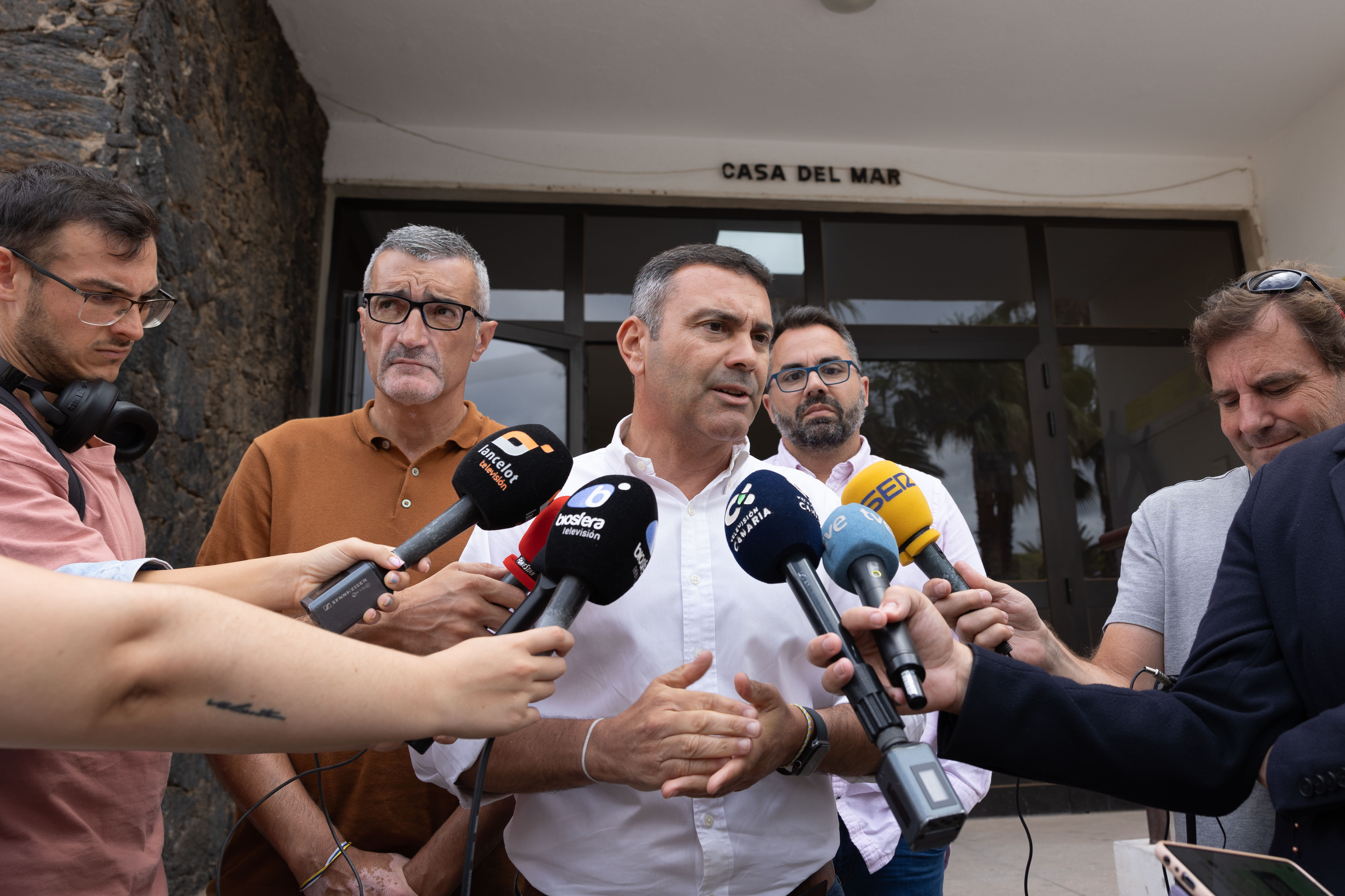 El presidente del Cabildo de Lanzarote, Oswaldo Betancort, en una rueda de prensa urgente.