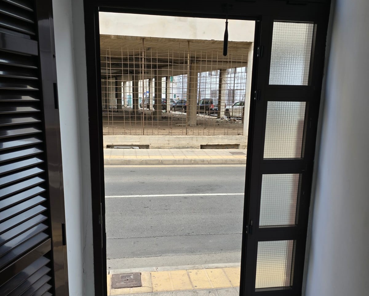 El portal sin puerta en el edificio de Arrecife