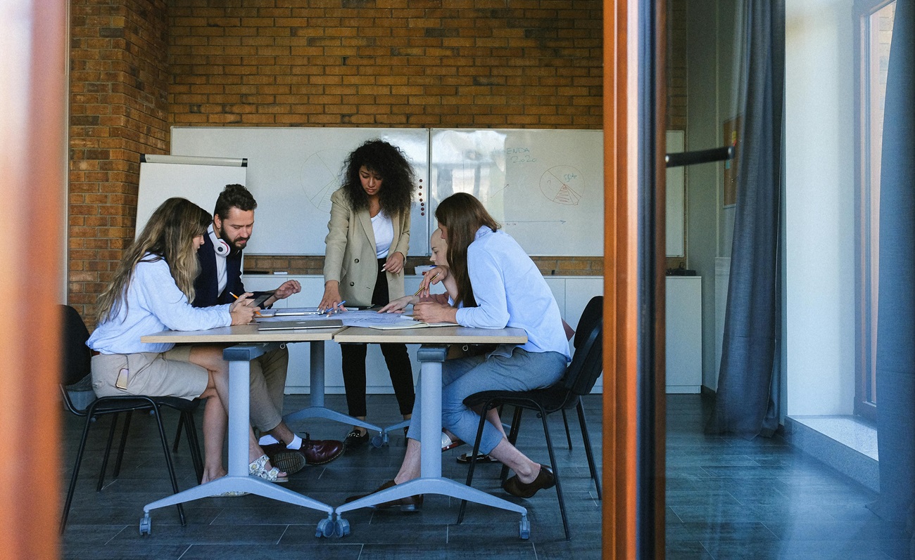 Una directiva al mando de un equipo empresarial