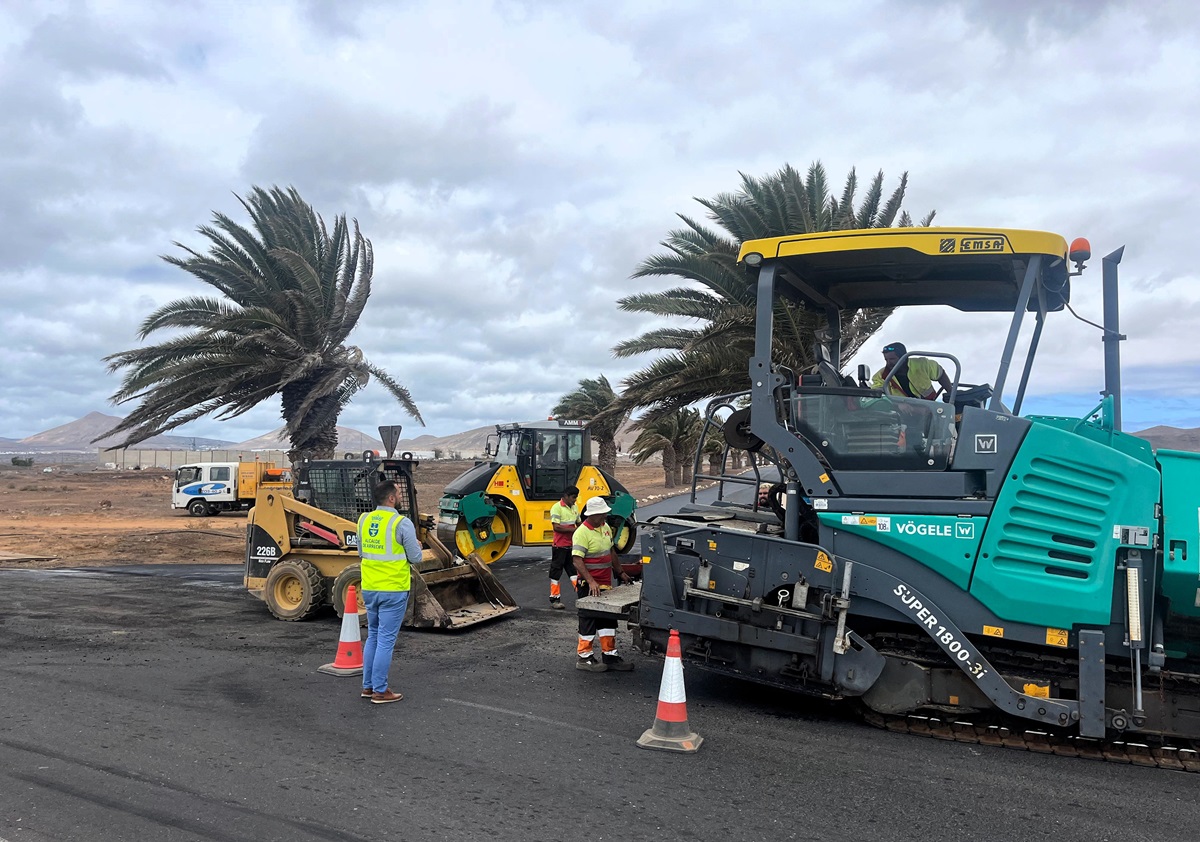 Arrecife reasfalta los accesos al Cementerio Municipal. El alcalde Yonathan de León supervisa los trabajos