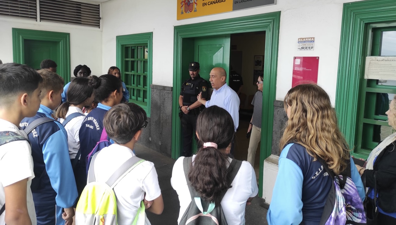 Los alumnos del CEIP Benito Méndez visitando la sede de la Administración General del Estado en Arrecife