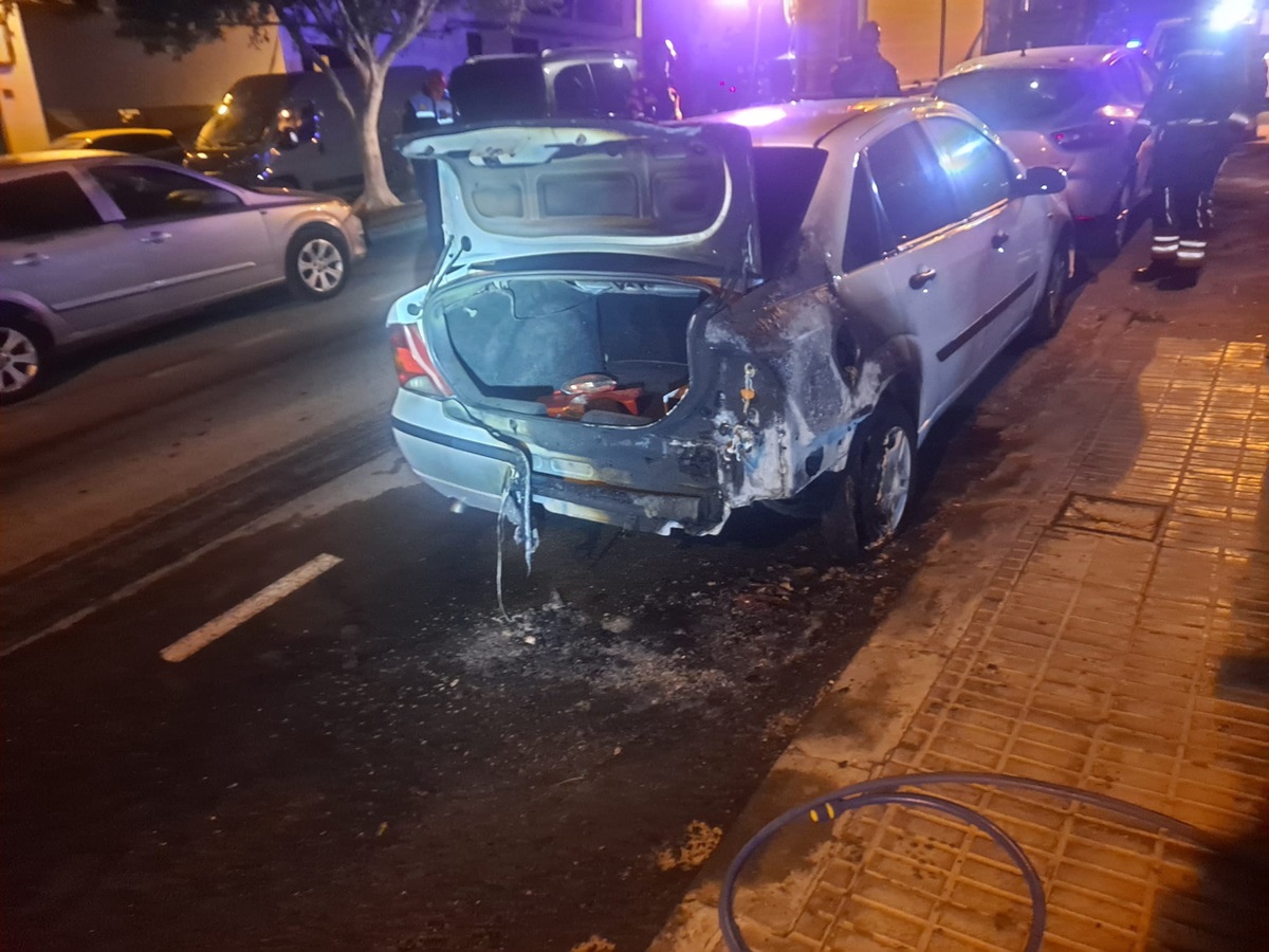 El coche quemado de madrugada en Arrecife