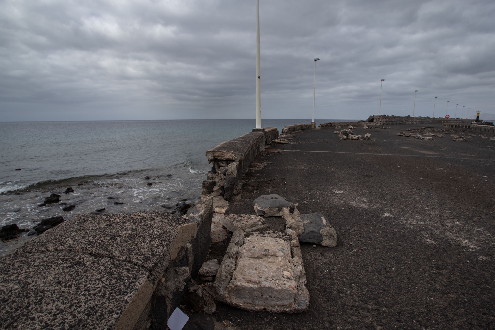 Destrozos causados por el mar en la avenida del Puente de Las Bolas. Foto: Andrea Domínguez.