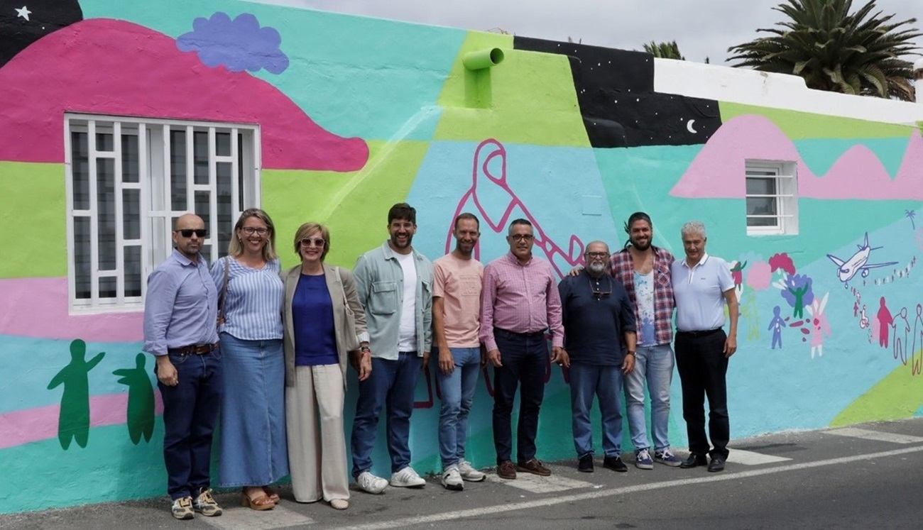 Presentación del mural artista JUIN de Conecta Tías