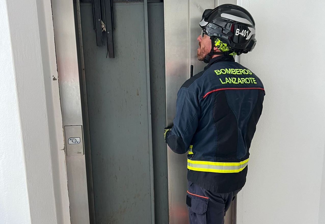 Dos personas atrapadas en un ascensor en Costa Teguise