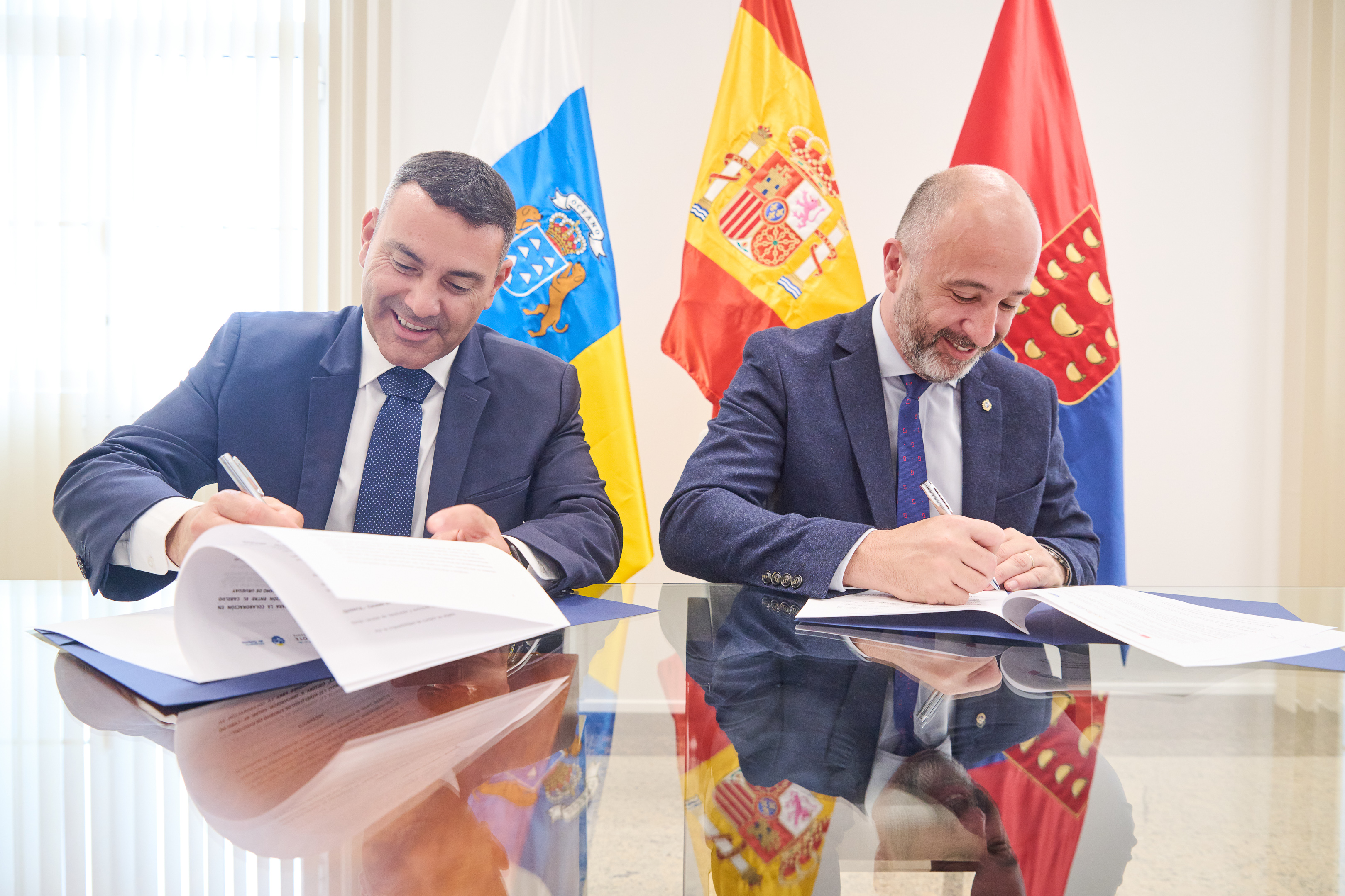 Oswaldo Betancort y el ministro de Turismo uruguayo, Eduardo Sanguinetti. Foto: Cabildo de Lanzarote.