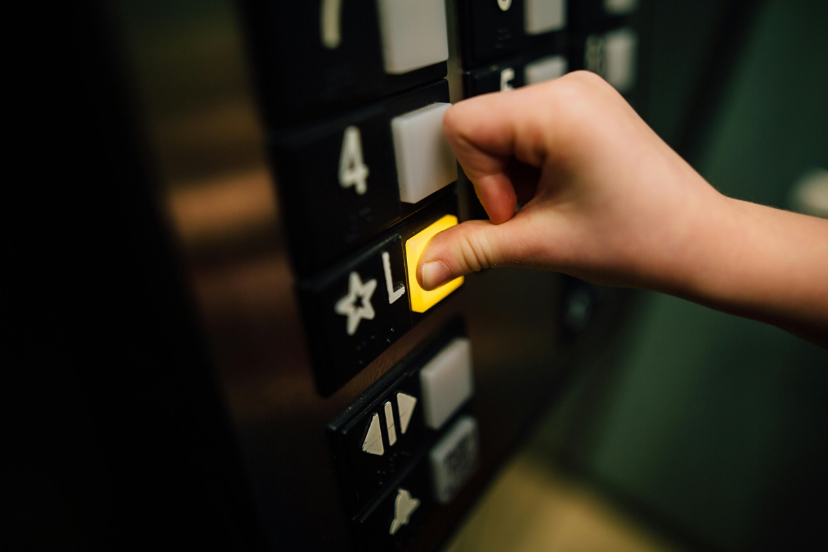 Una persona usa el ascensor de su edificio