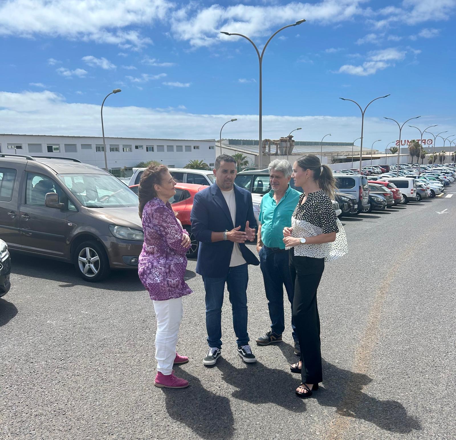 Miembros de NC en el parking del hospital