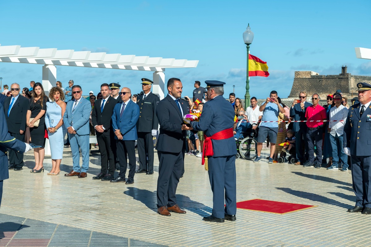 Celebración del Día de las Fuerzas Armadas en Arrecife. El alcalde de Arrecife recibe la bandera de España