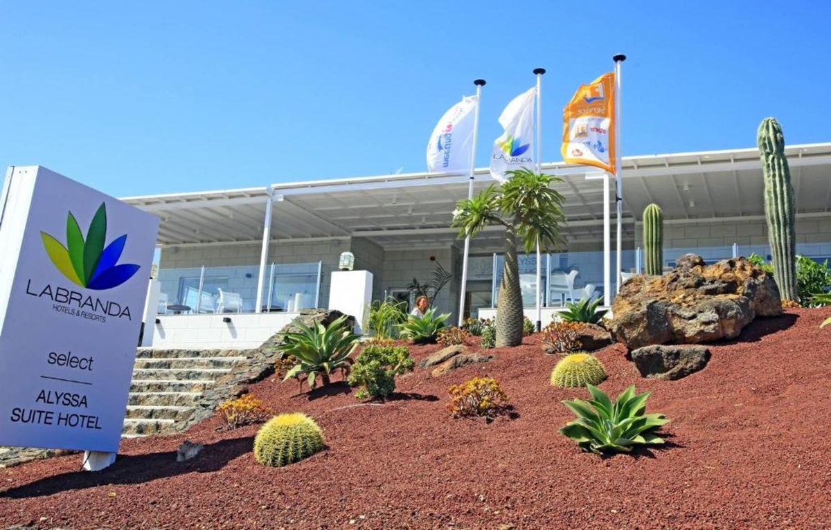 Imagen del hotel de Playa Blanca que lleva una gestora del grupo FTI