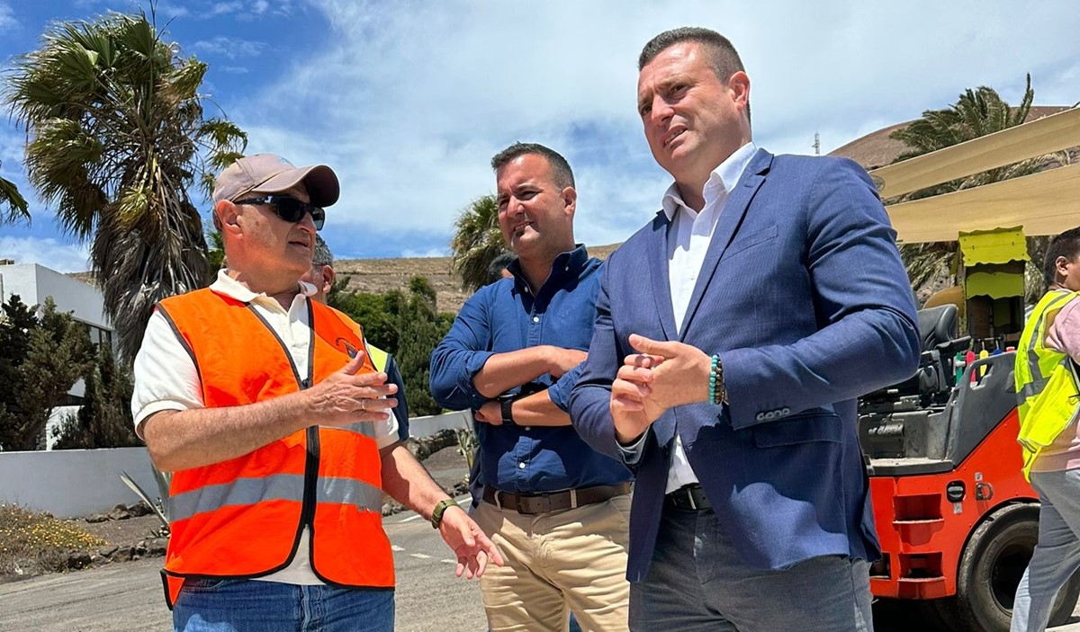 El alcalde de Yaiza, Óscar Noda, y el concejal de Obras Públicas y Deportes, Ángel Lago, en los avances de la construcción de la cancha deportiva polivalente de Femés