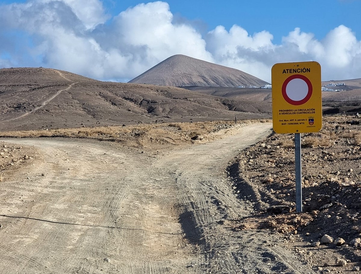 Señalización de prohibición del uso de los quads en Tías