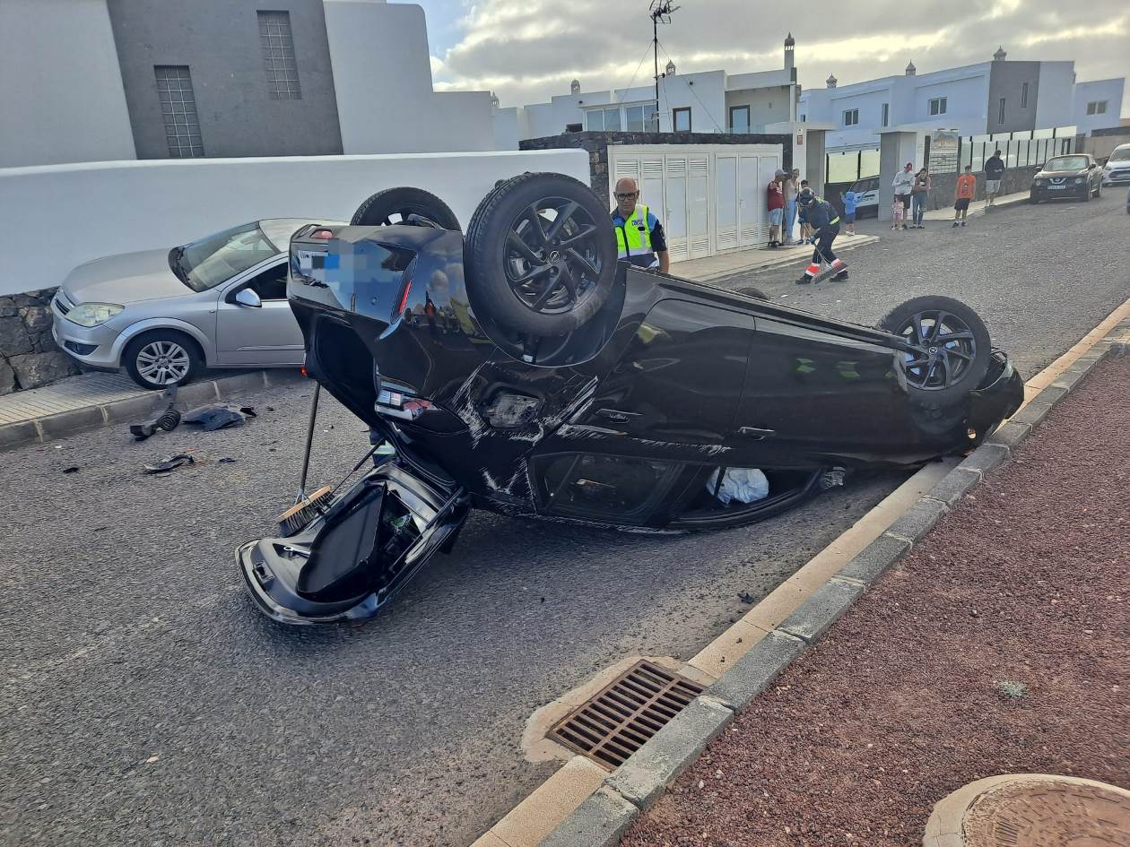 Accidente y vuelco en Playa Blanca