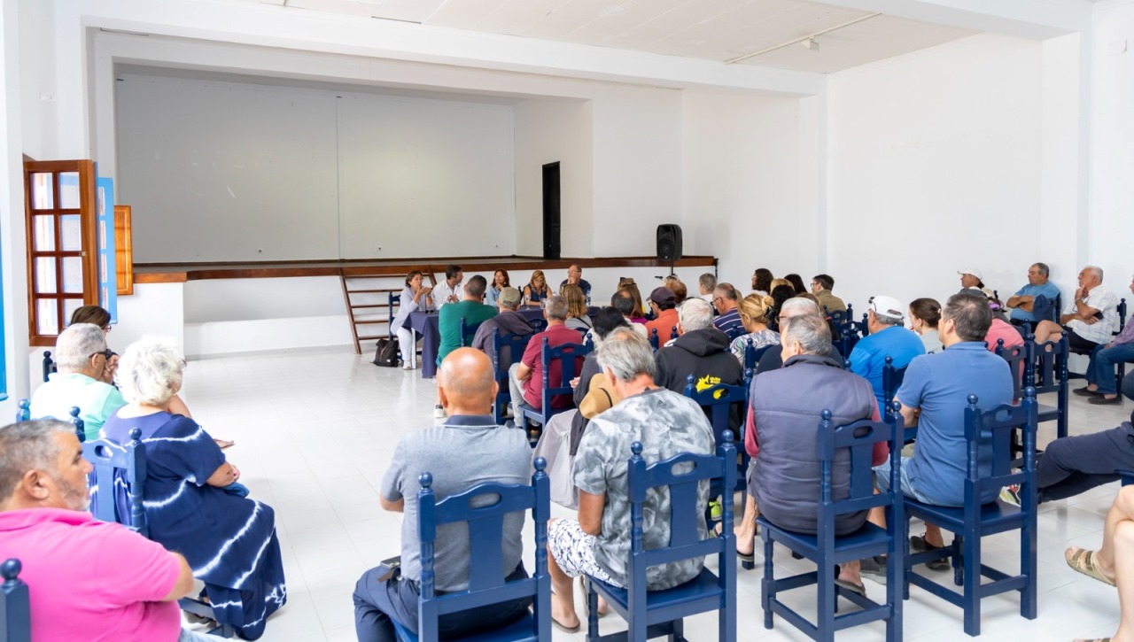 Reunión del ayuntamiento de Teguise con los vecinos de La Graciosa