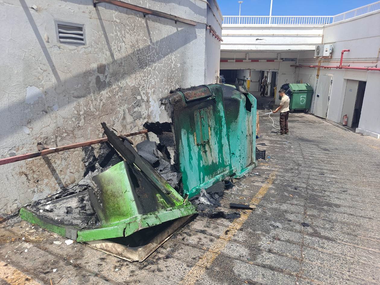 Incendio de contenedores cerca de un hotel en Playa Blanca