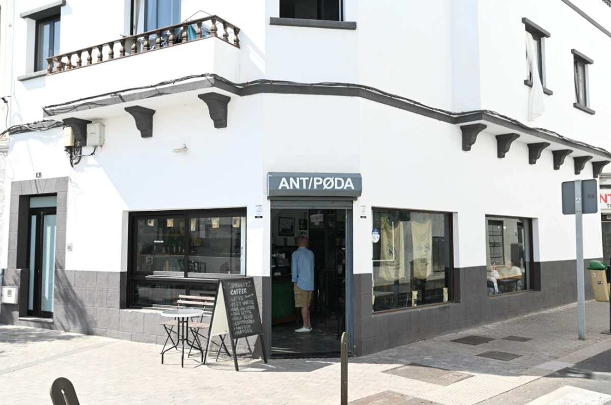 Entrada de la cafetería Antípoda, en Arrecife