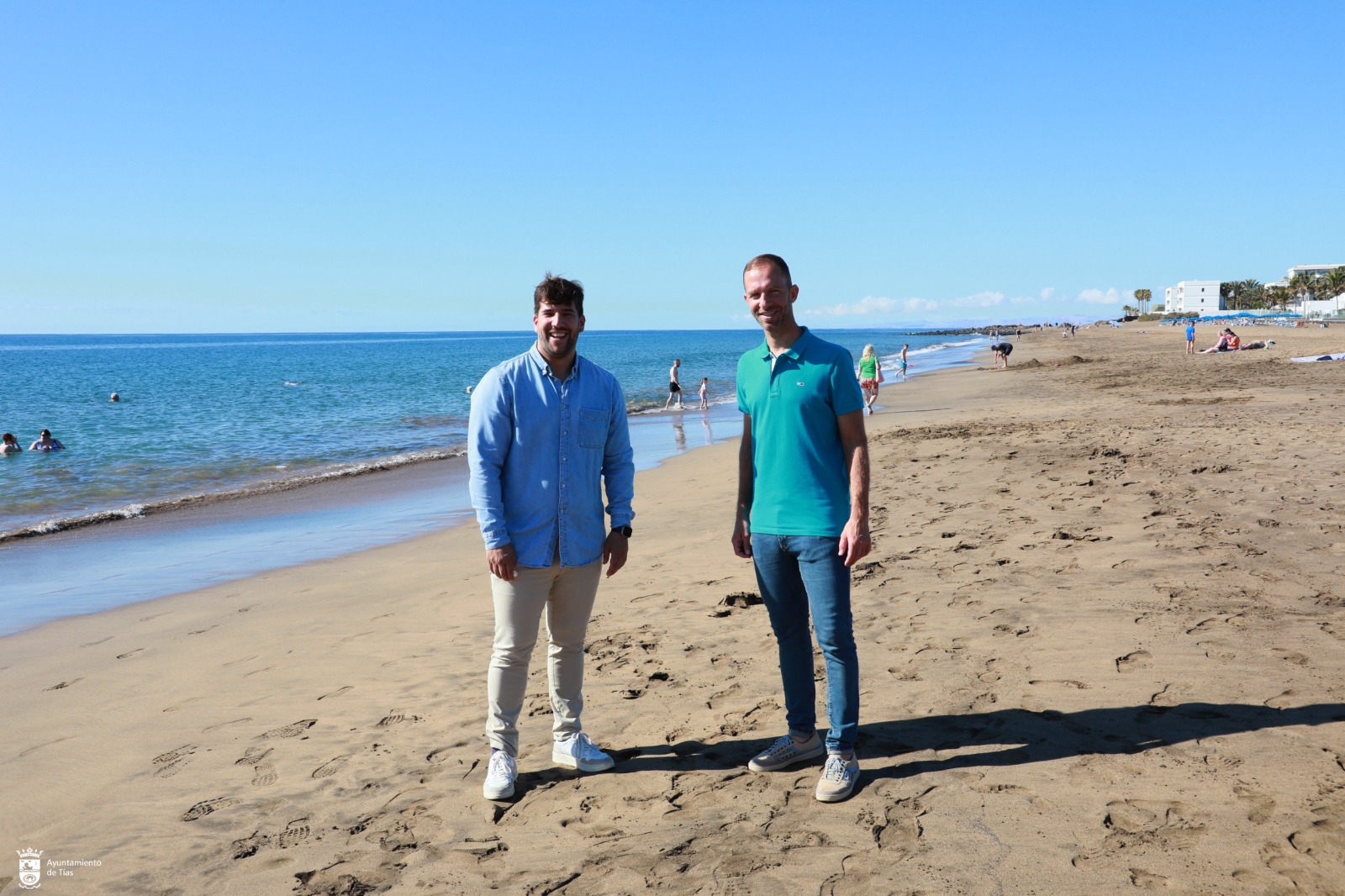 El concejal de Deportes de Tías, Ismael Cruz, y el de Playas, Christopher Notario, en Playa Grande