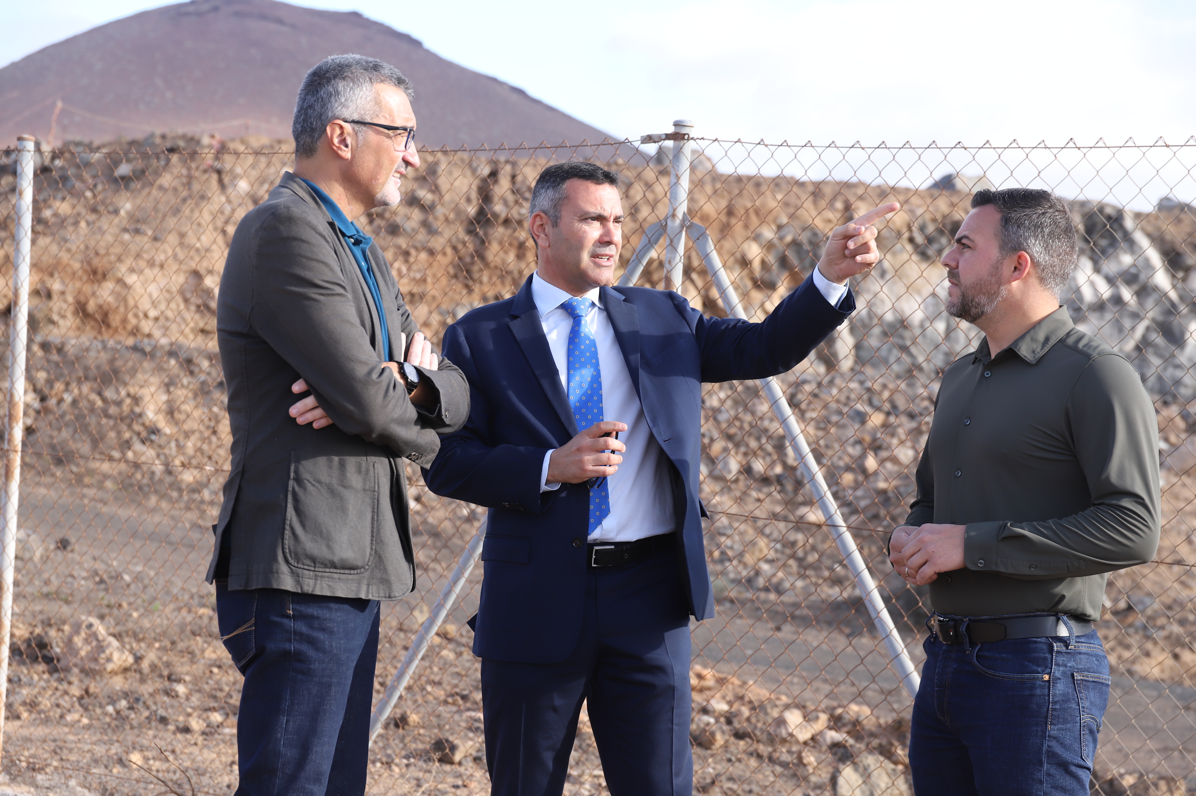 Marci Acuña, Oswaldo Betancort y Jacobo Medina en los terrenos de la futura Residencia de Mayores de Tahíche. 