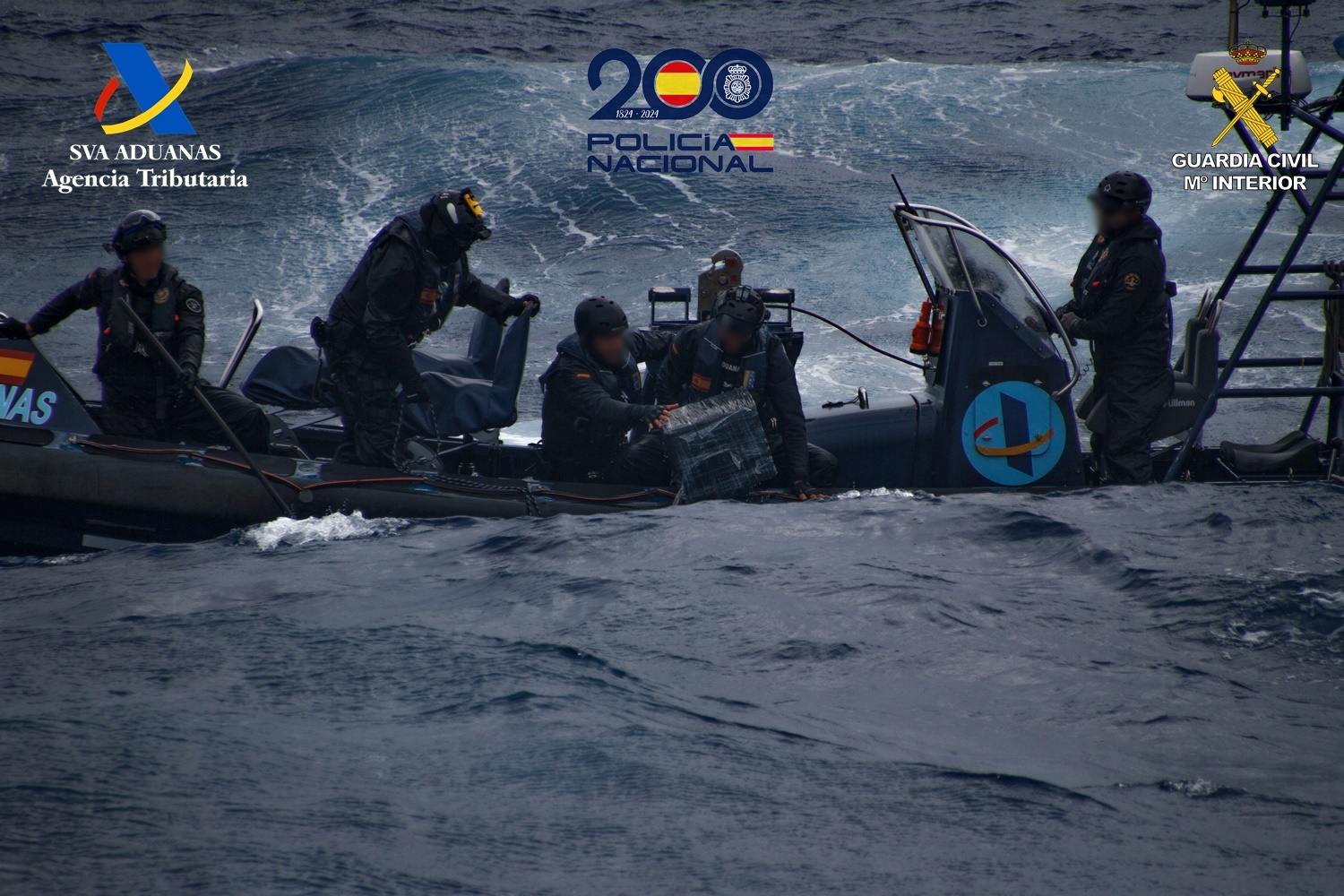 Arrojan 900 kilogramos de cocaína al mar