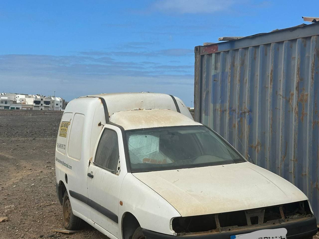 Uno de los coches abandonados.