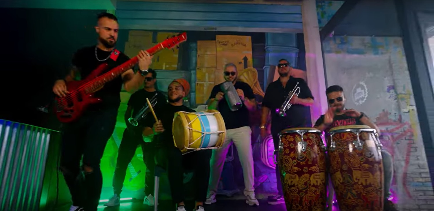 La orquesta 'Rikabanda' saca en Lanzarote su nueva canción 'Los 90's'