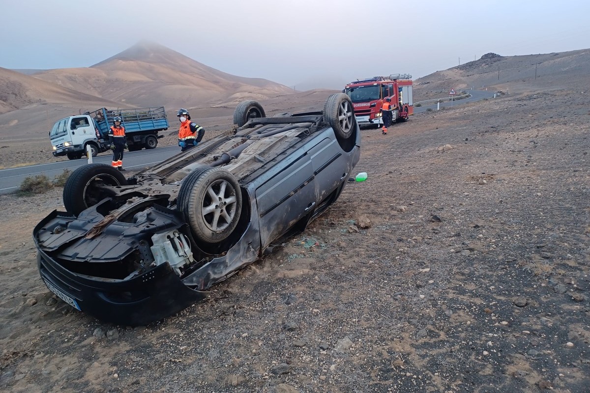 El coche volcado en la carretera de Playa Quemada, en Yaiza