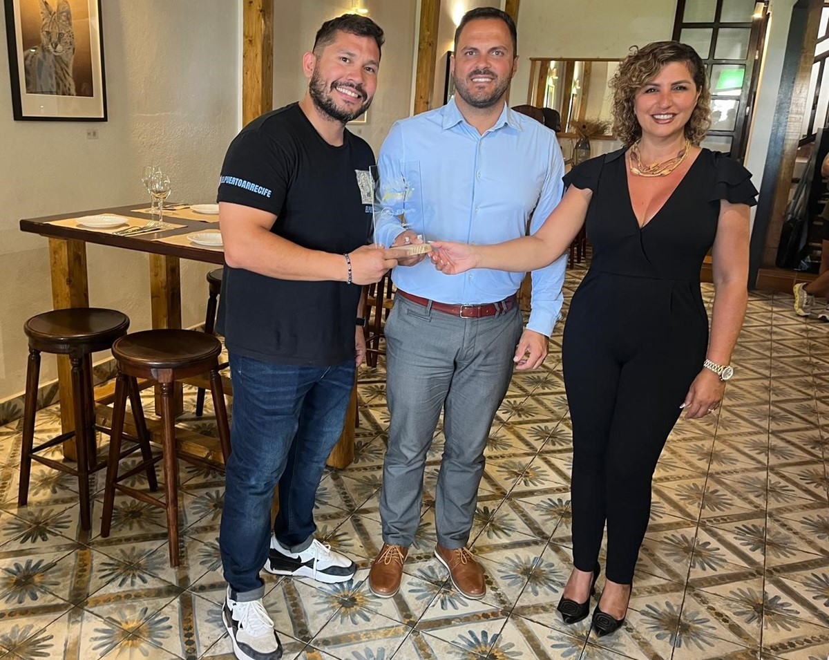 El ayuntamiento entrega al Restaurante El Puerto el premio como ganador del Paseo entre enyesques Ciudad de Arrecife