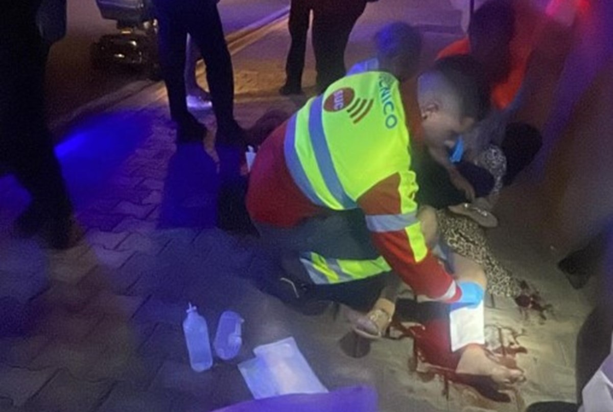 La mujer tendida en el suelo en Playa Blanca (Foto: África Acosta Martín)