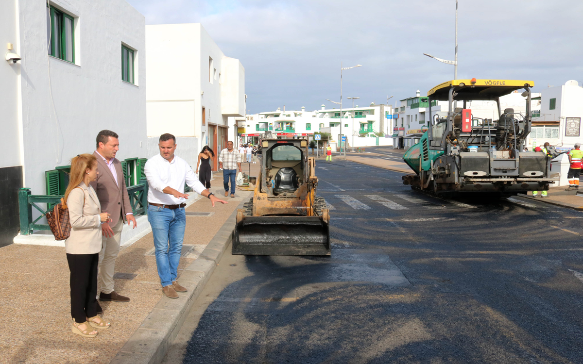 Visita del alcalde, Óscar Noda, y los ediles Ángel Lago y Beatriz Vázquez a la zona de trabajo