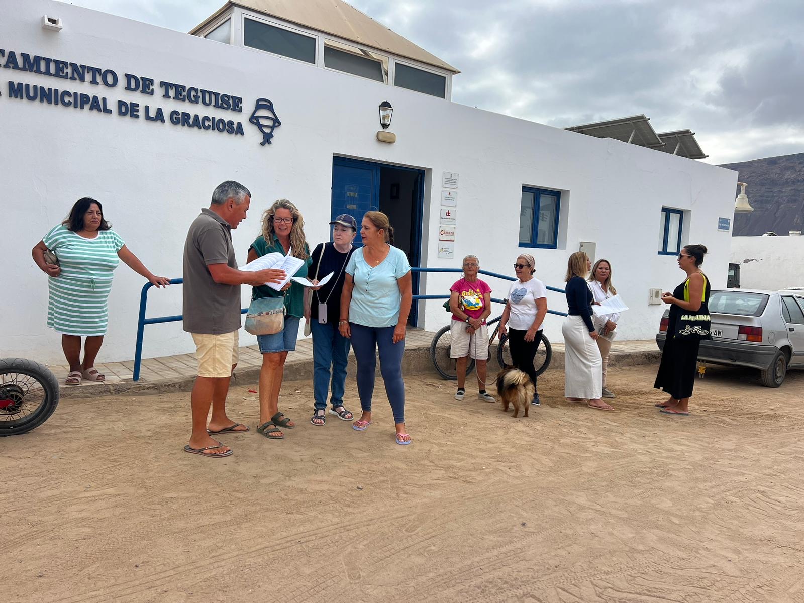 Vecinos de La Graciosa presentan el escrito en la Oficina Municipal en la isla