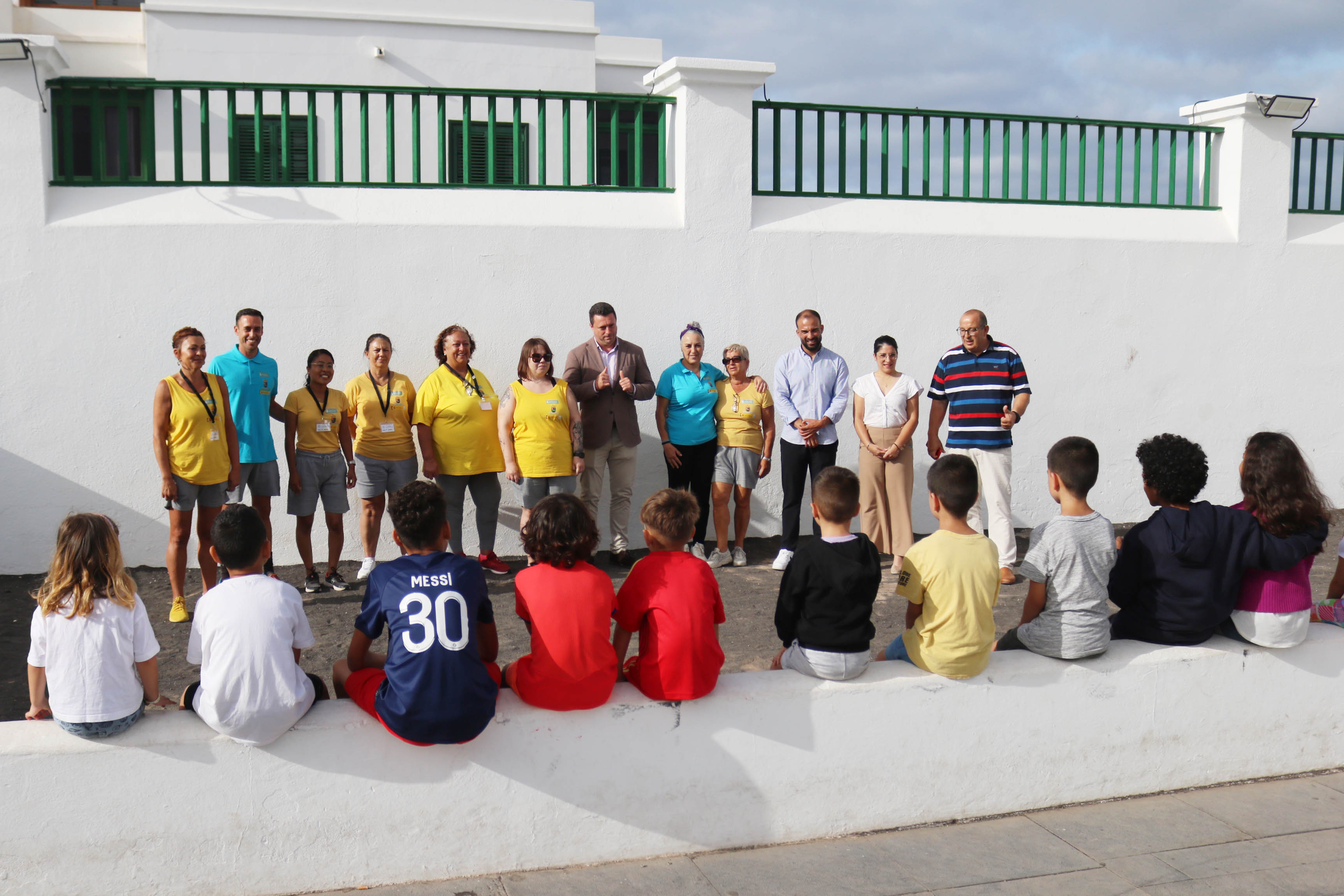 Participantes del campamento junto a los monitores y ediles