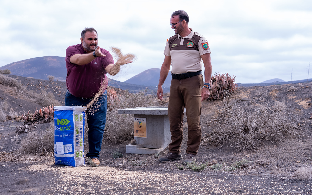 El consejero, Samuel Martín, en una zona agrícola de La Geria junto a Antonio Félix Fernández, presidente de la Sociedad de Cazadores