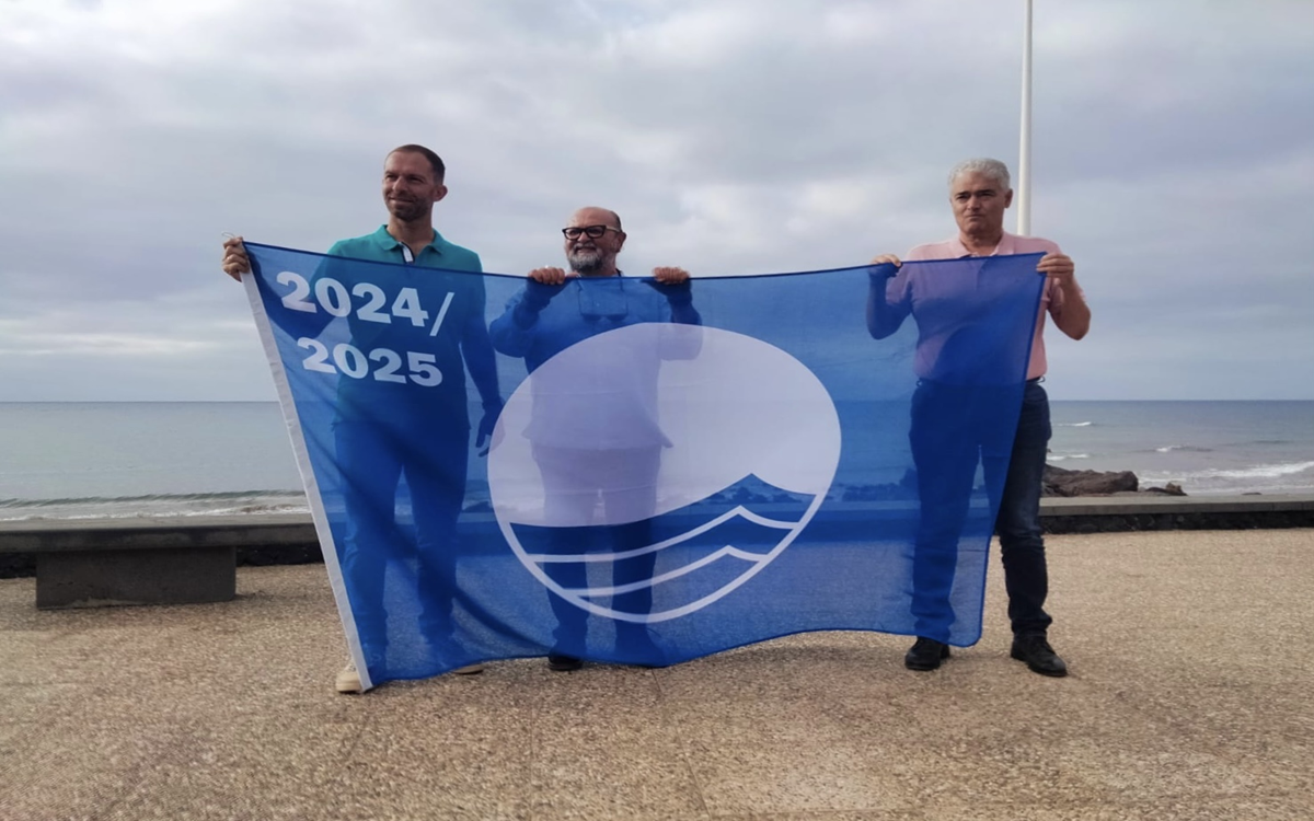 El alcalde, José Juan Cruz, junto a los ediles Nicolás Saavedra y Christopher Notario durante el izado de la bandera