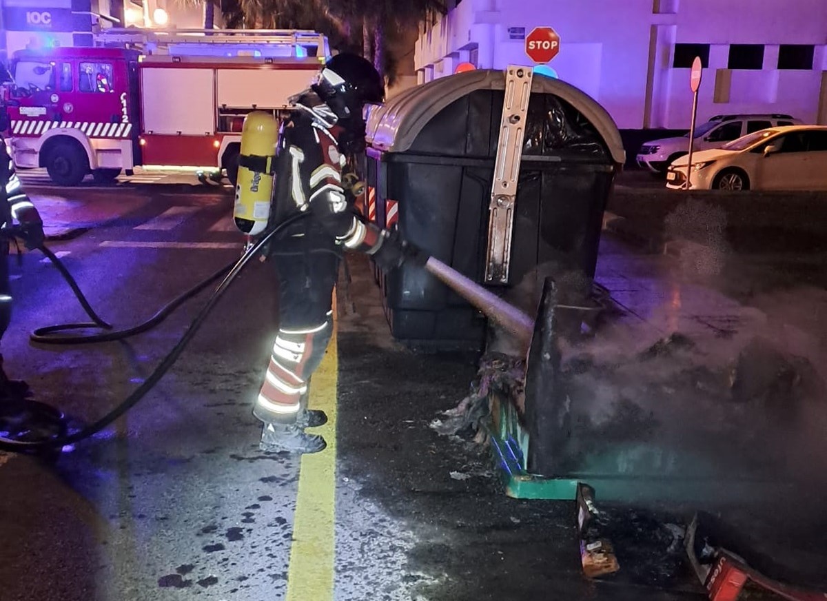 Los bomberos apagando el nuevo incendio en un contenedor de Arrecife