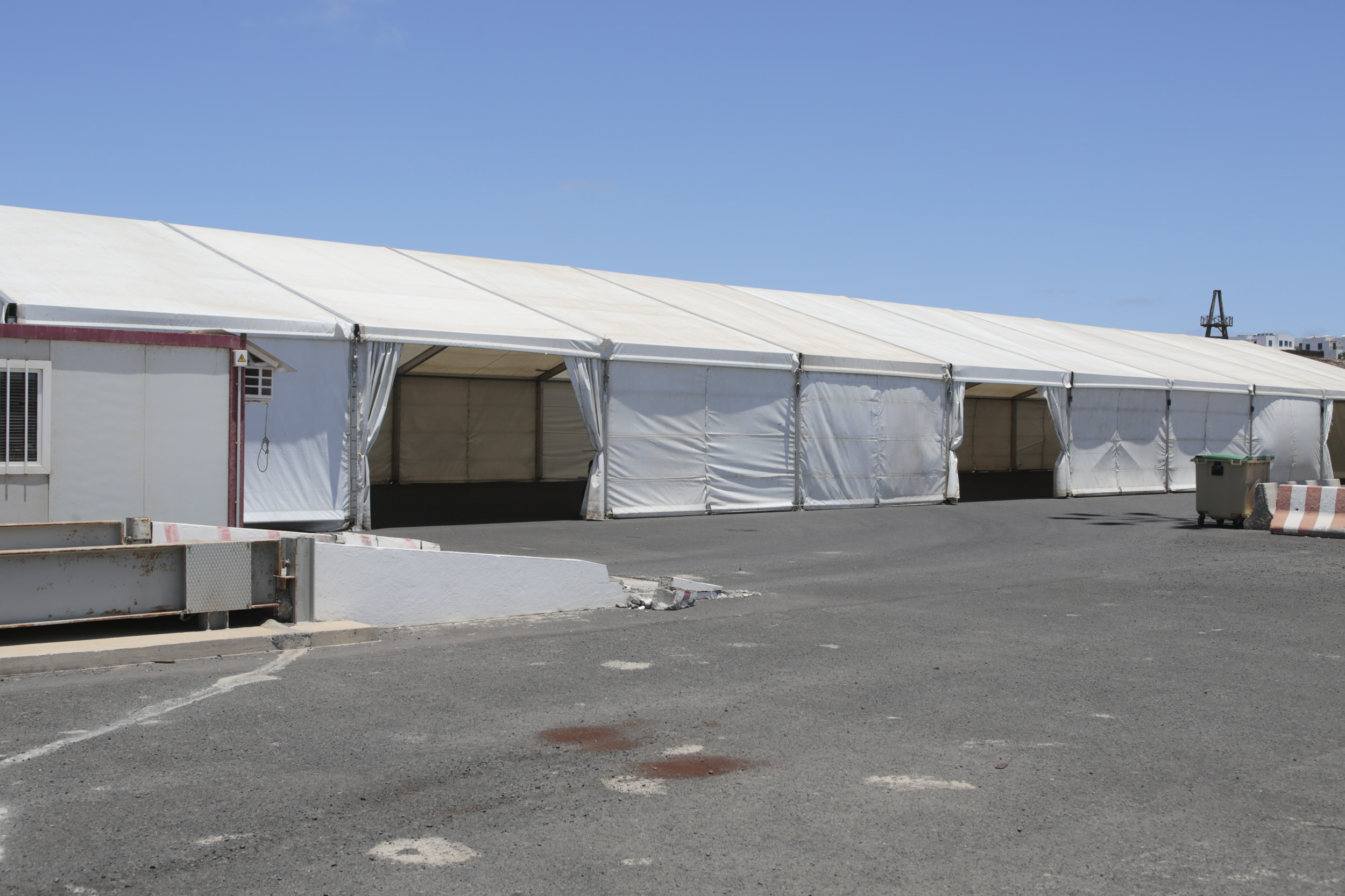 Carpas instaladas en Puerto Naos para acoger a menores migrantes. Fotos: Juan Mateos.