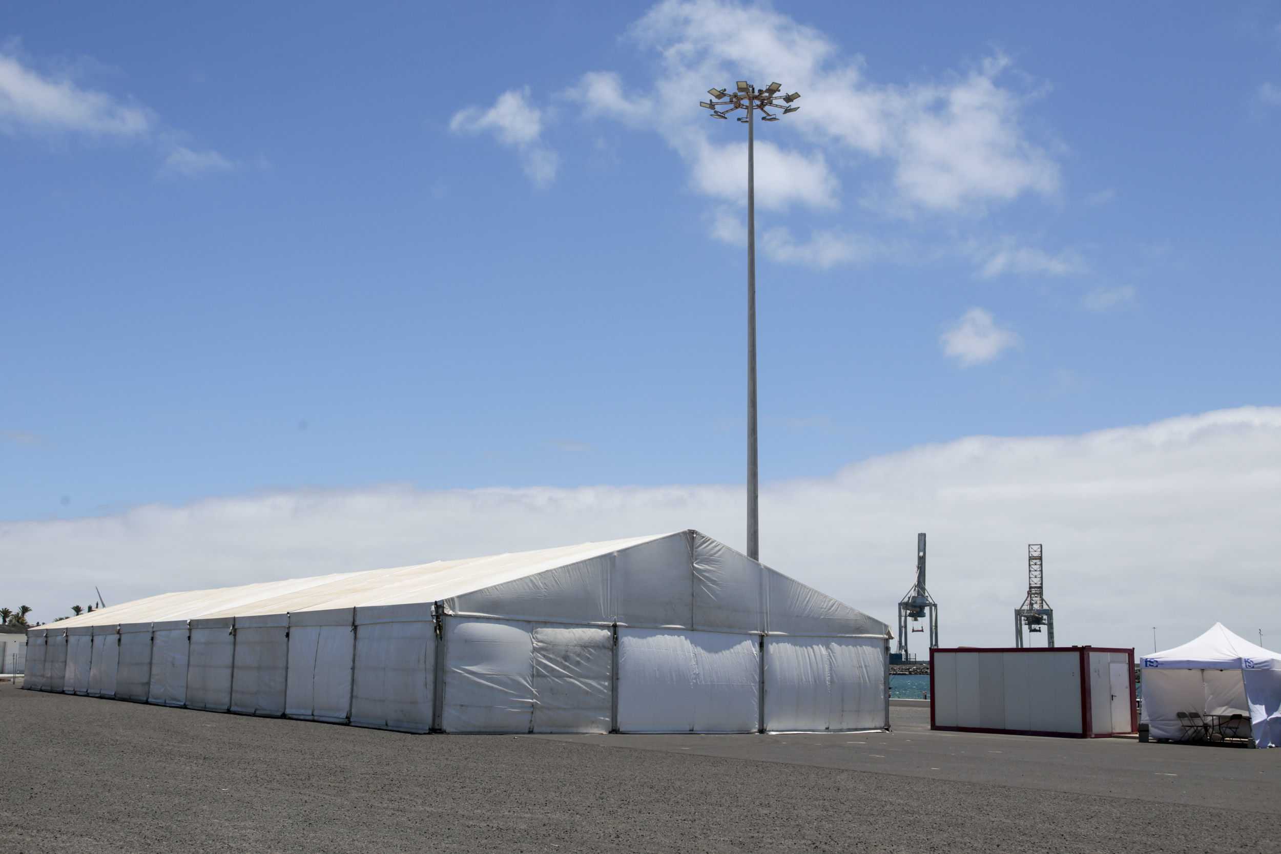 Carpa instalada en Puerto Naos para acoger a menores migrantes. Fotos: Juan Mateos.