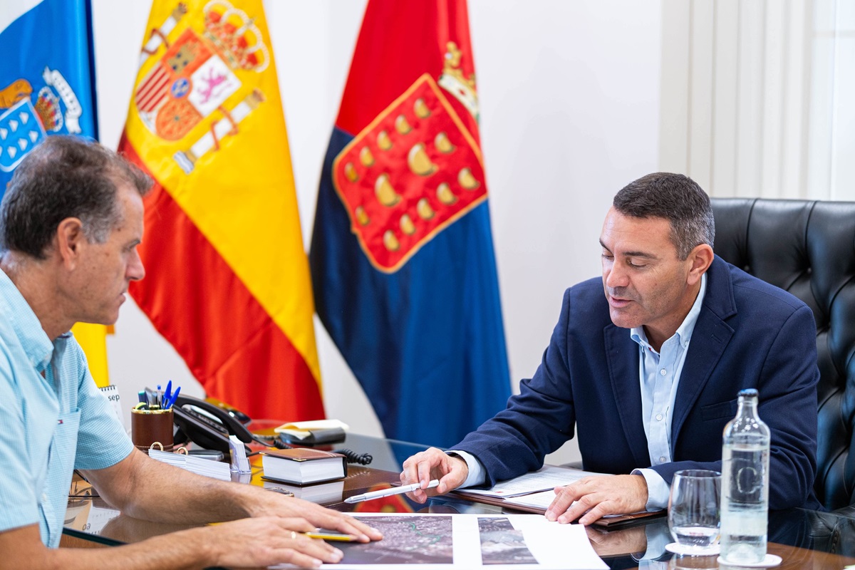 Oswaldo Betancort junto al consejero de Aguas en la firma del proyecto de renovación integral de la red de agua potable en La Graciosa