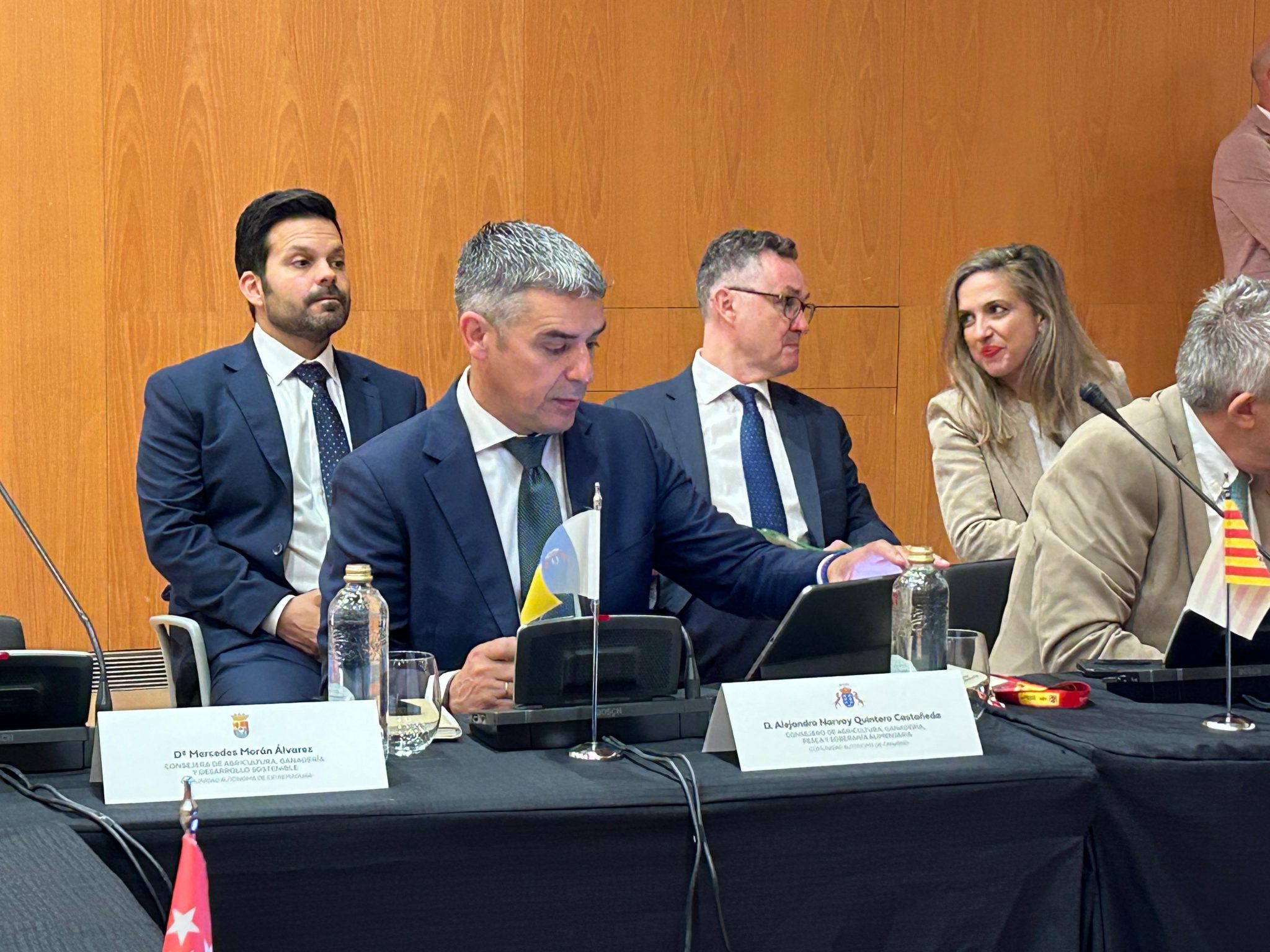 El consejero de Agricultura, Narvay Quintero, durante una reunión