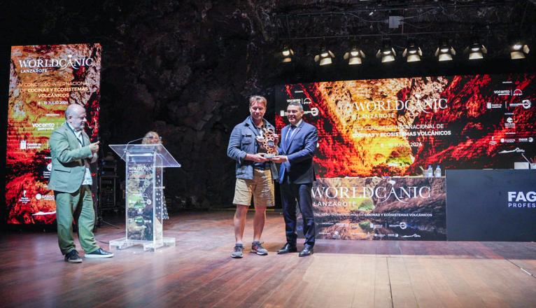 Oswaldo Betancort entrega el premio Worldcanic 2024 a John Szabo