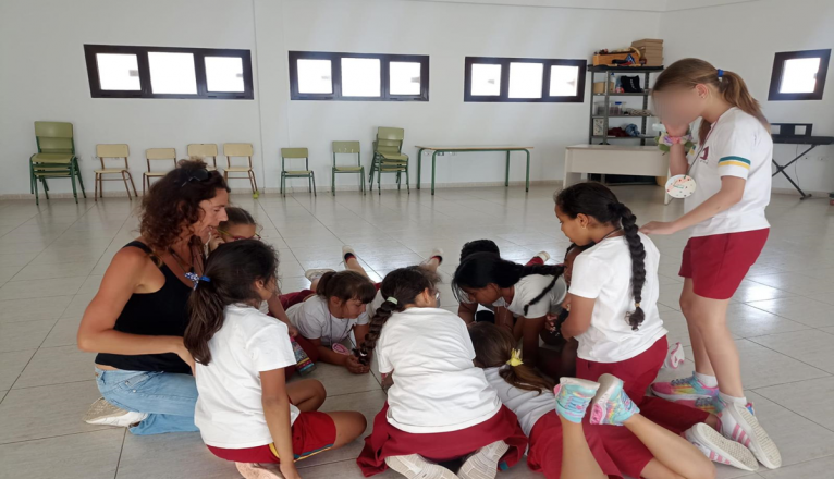 Monitora junto a los alumnos durante la iniciativa