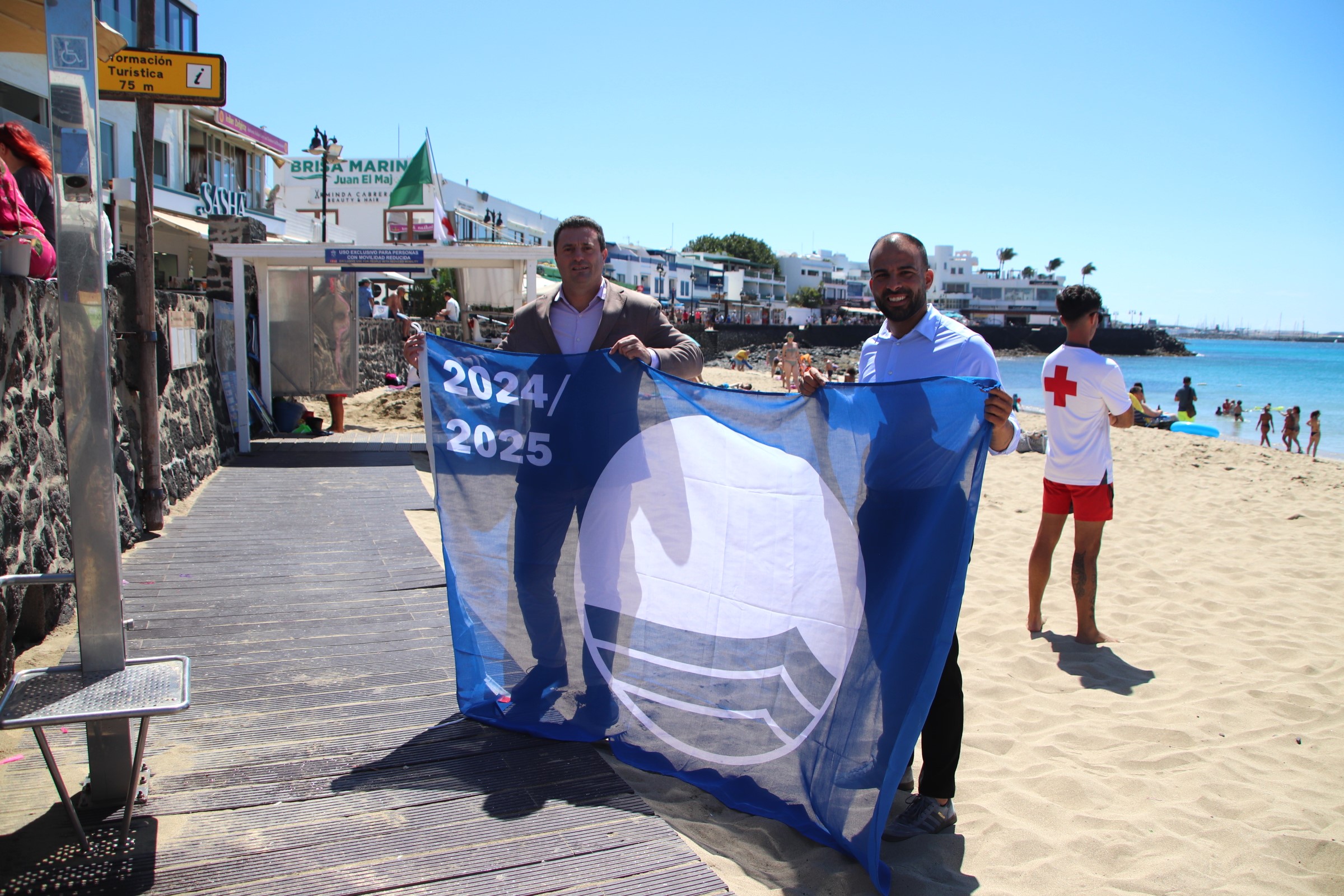 Izado de la bandera azul en Playa Blanca