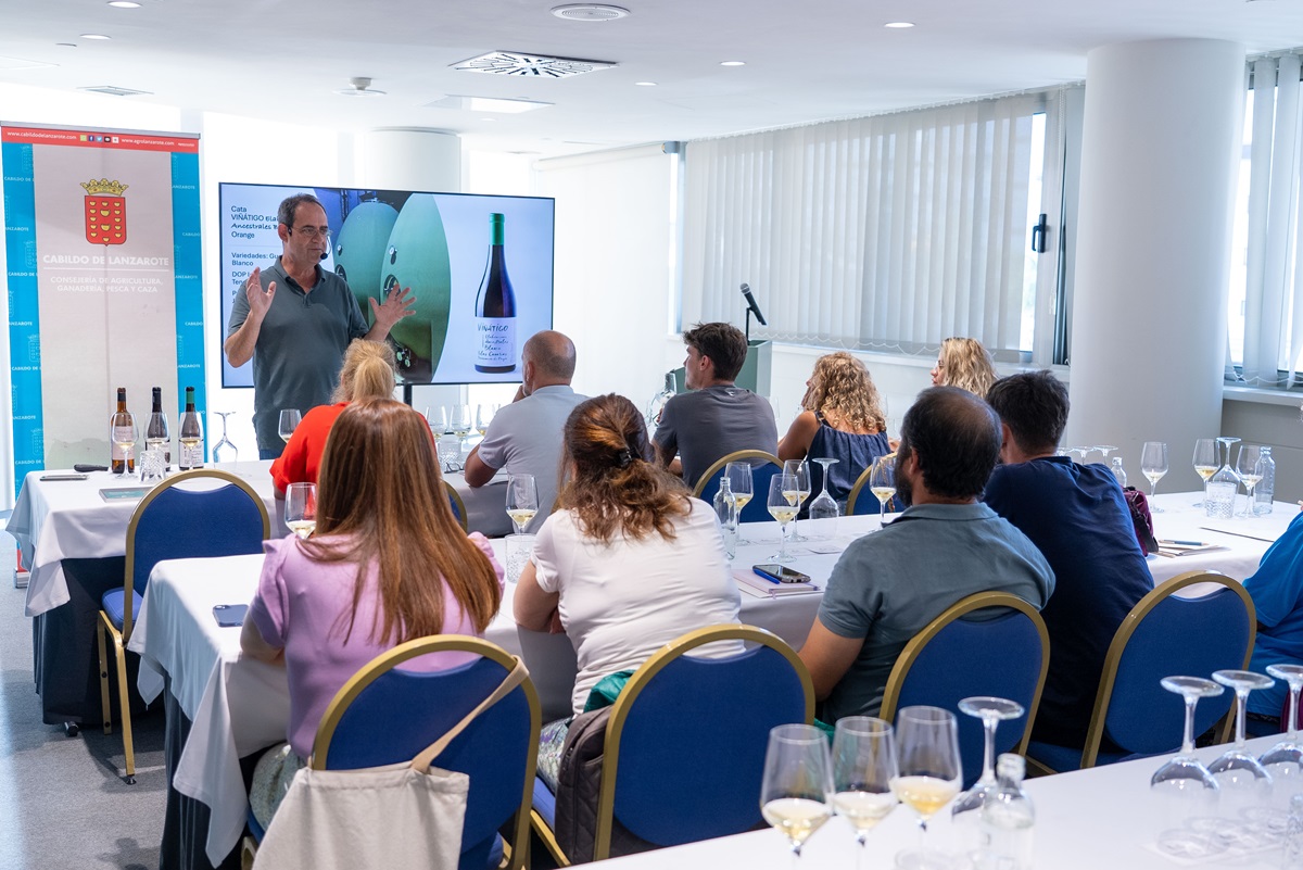 Una veintena de personas participan en un taller de elaboración de vinos especiales 