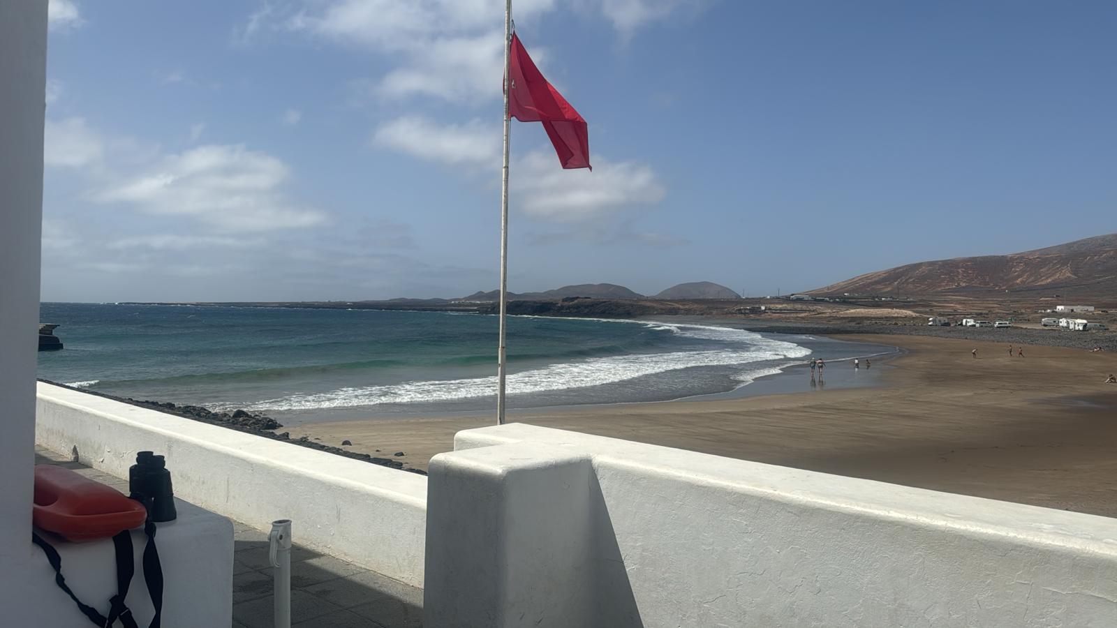 Bandera roja en la playa de La Garita en una imagen de archivo.