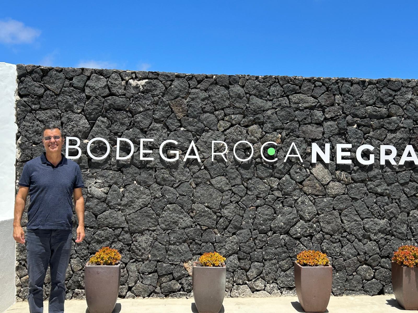 José González en su bodega. Vino de Lanzarote.